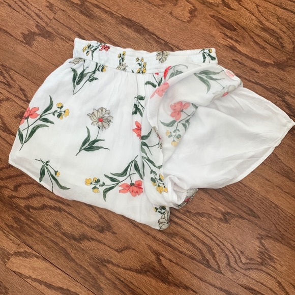 Hollister Floral Shorts White Red Flower Smocked Waist Boho BeachWear Size SM - Picture 5 of 7